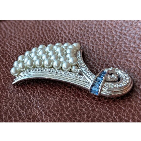 Vintage Butler Signed Silver Tone Faux Pearl Rhinestone Brooch - Picture 2 of 11